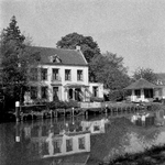 843222 Gezicht over de Vecht op de achtergevel van het huis Vecht en Dam met theekoepel te Breukelen.N.B. De foto is ...